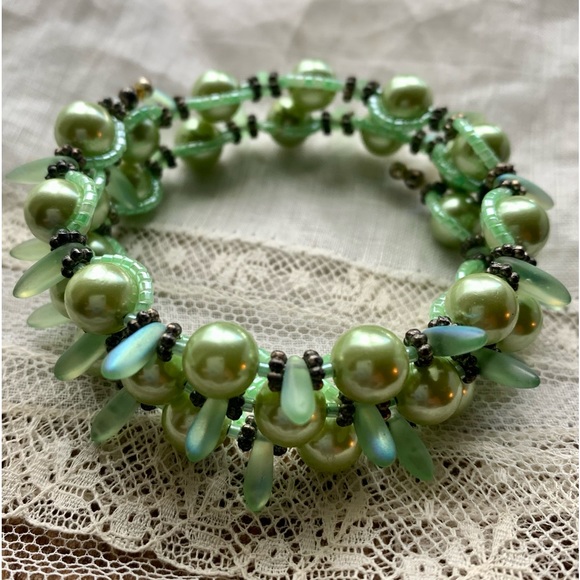 Lustrous Green Glass Beaded Wire Wrap Bracelet Women’s Jewelry Unique Design - Picture 6 of 9